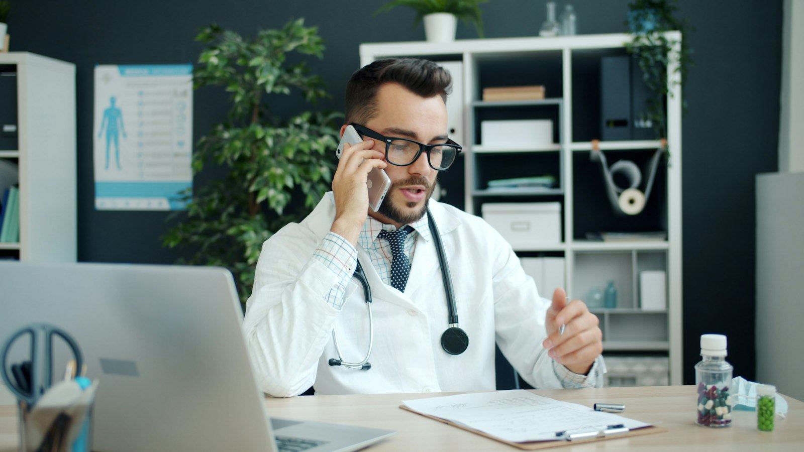 Médico hablando por teléfono